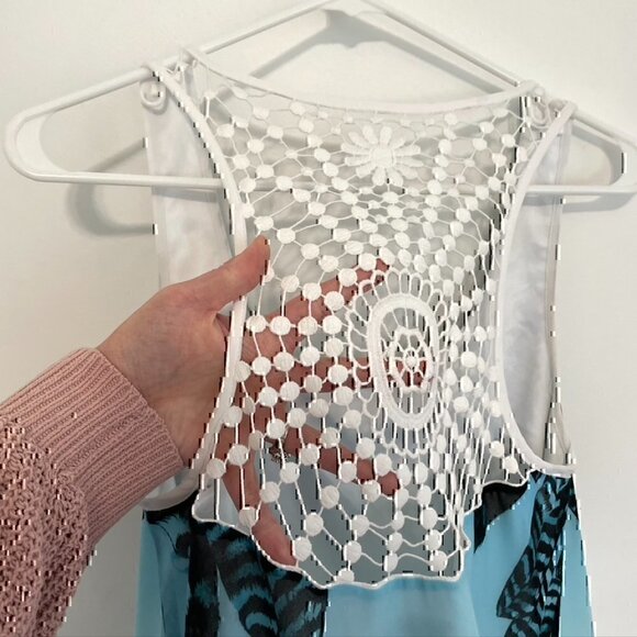 BEBE Blue Black White Feather Print Crochet Trim Sleeveless Mini Shift Dress XS - Picture 9 of 12